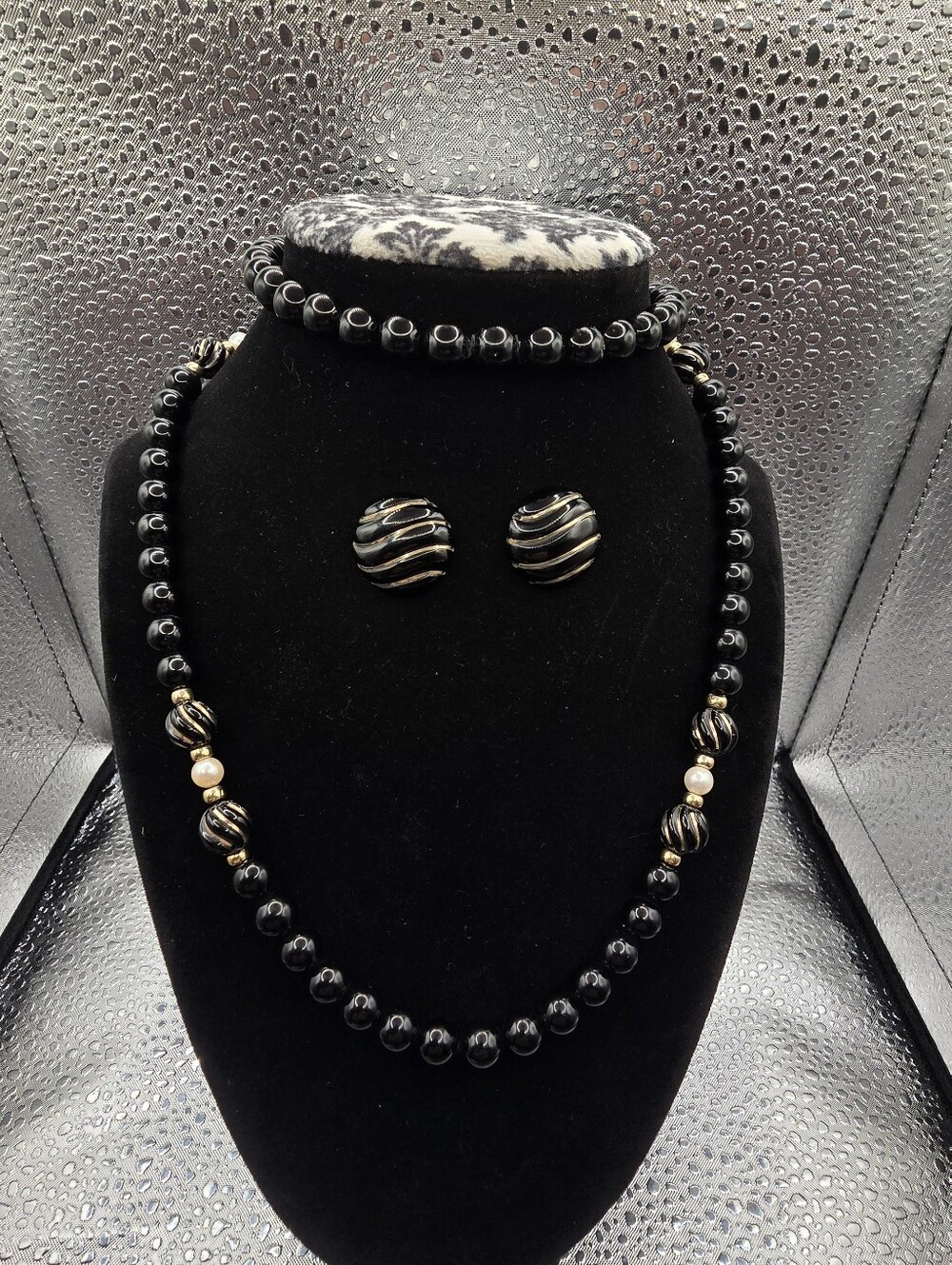 14k Yellow Gold Onyx And Pearl 30 Inch Necklace And Botton Earrings